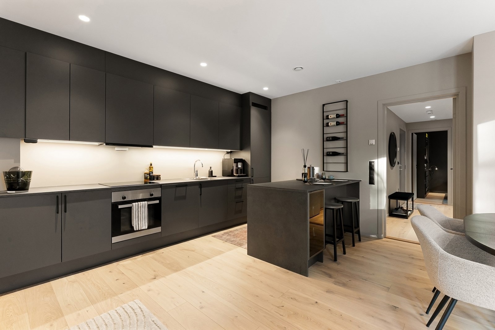 Gulvet er lagt med 1-stavs parkett med vannbåren varme. Galleribilde