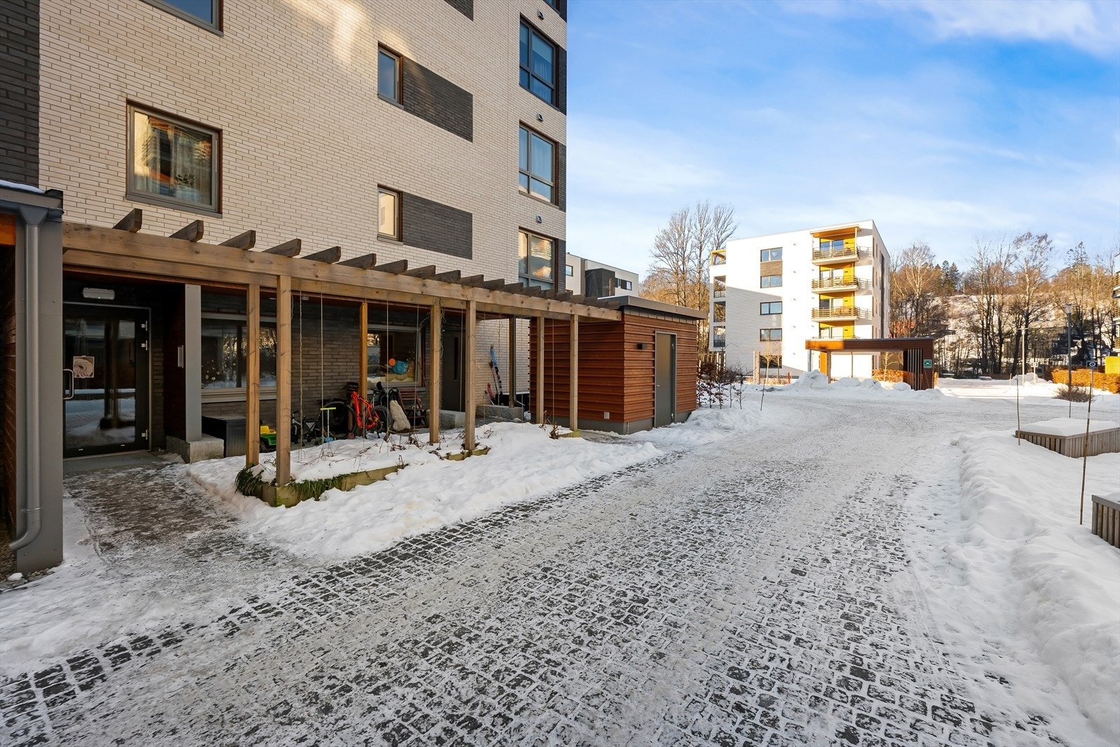 Beliggenheten gir kort avstand til både daglige servicetilbud, skoler, barnehager og offentlig kommunikasjon. Galleribilde