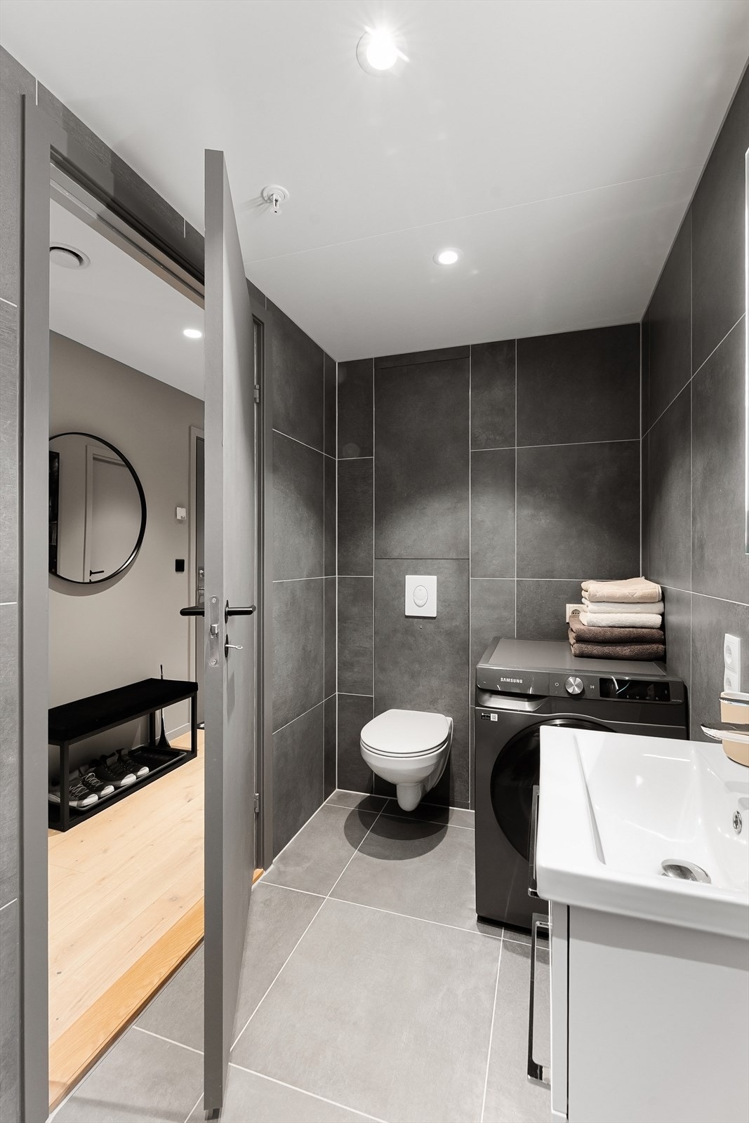 Flislagt og delikat bad. Galleribilde