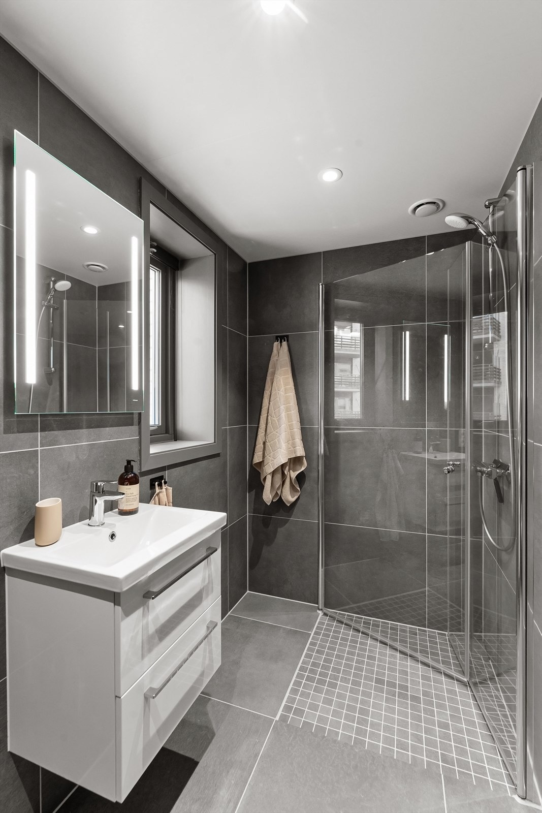 Dusjhjørne med svingbare glassdører. Galleribilde