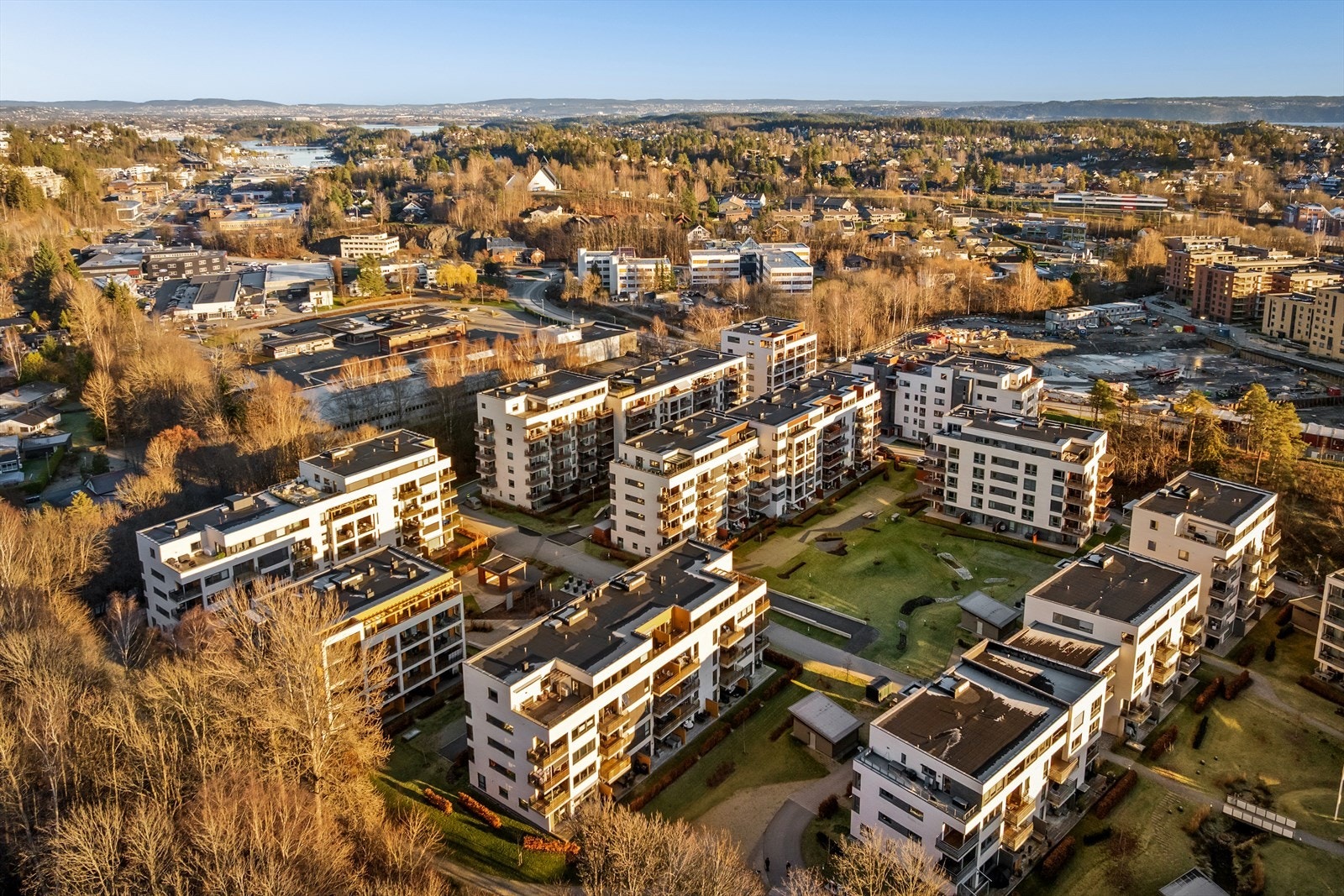 Eiendommen har nærhet til marka og sjøen, samt et variert tilbud av fritids- og rekreasjonsmuligheter. Galleribilde