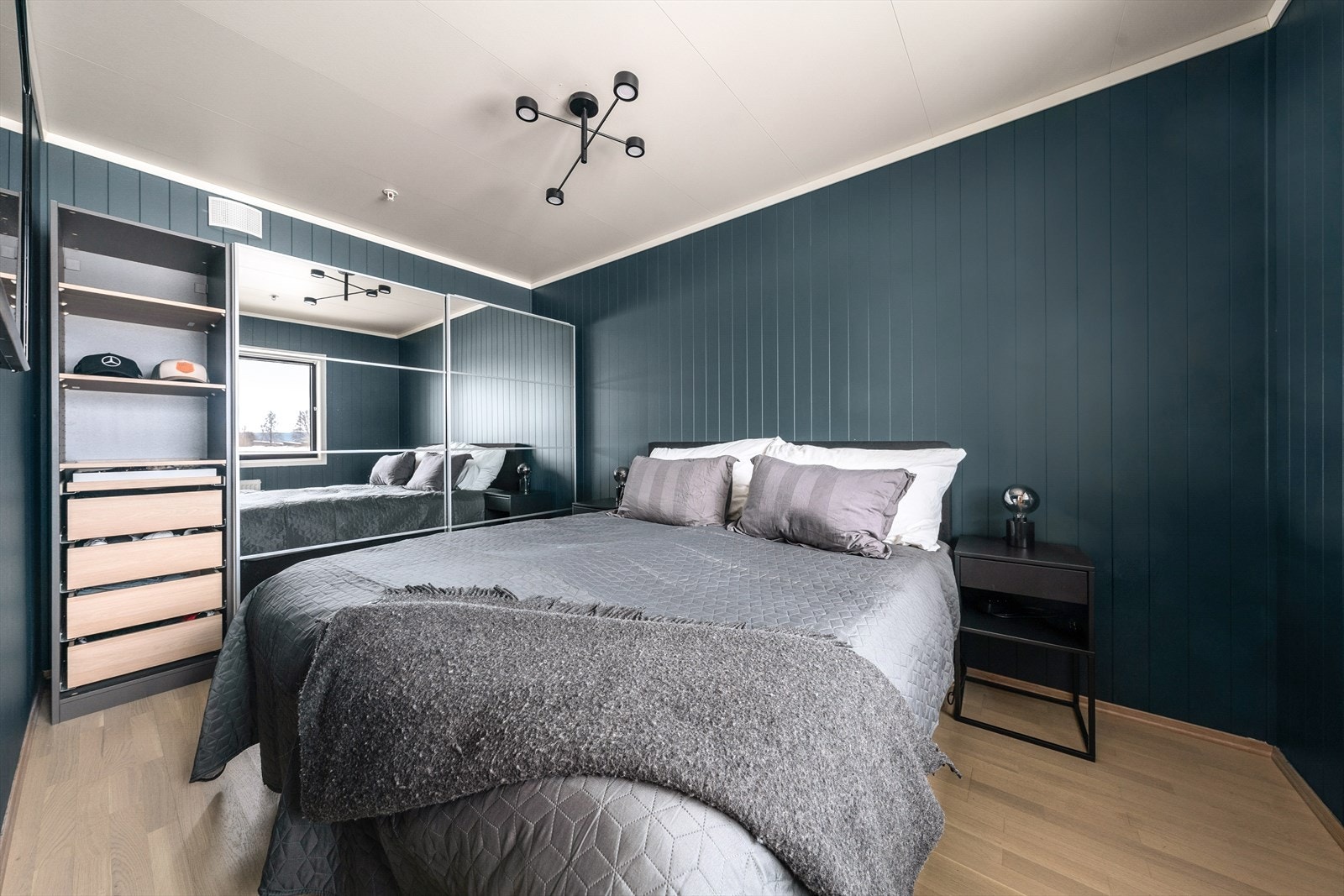 Romslig hovedsoverom med praktisk garderobeskap Galleribilde