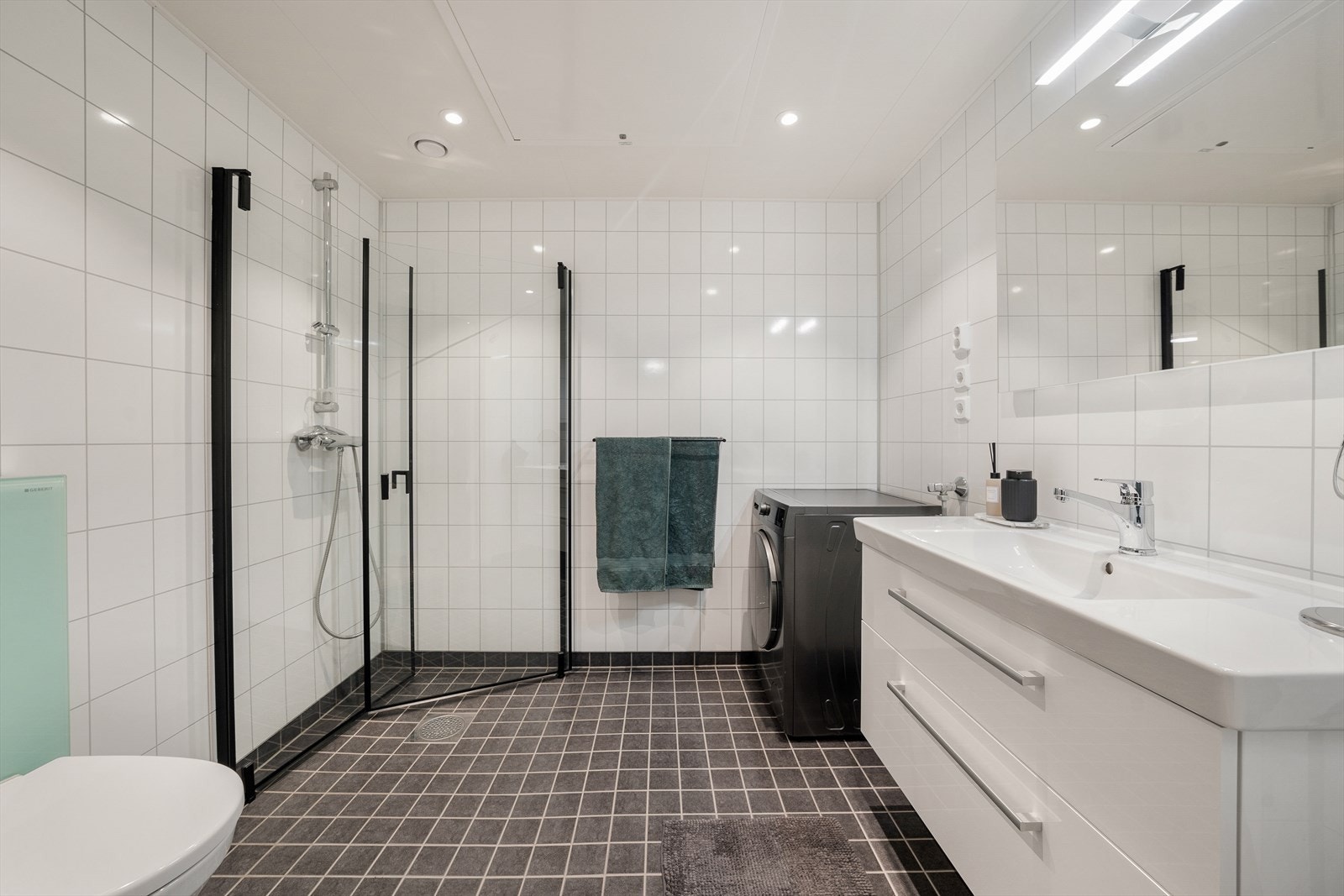 Bad/wc med moderne farger og fliser med varme i gulv Galleribilde