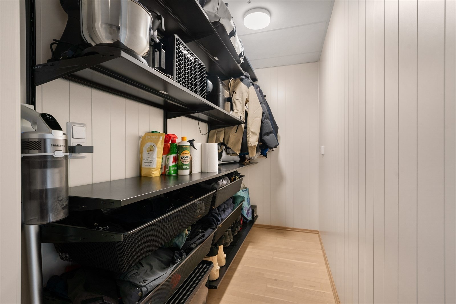 Praktisk innvendig bod med hyllesystem Galleribilde