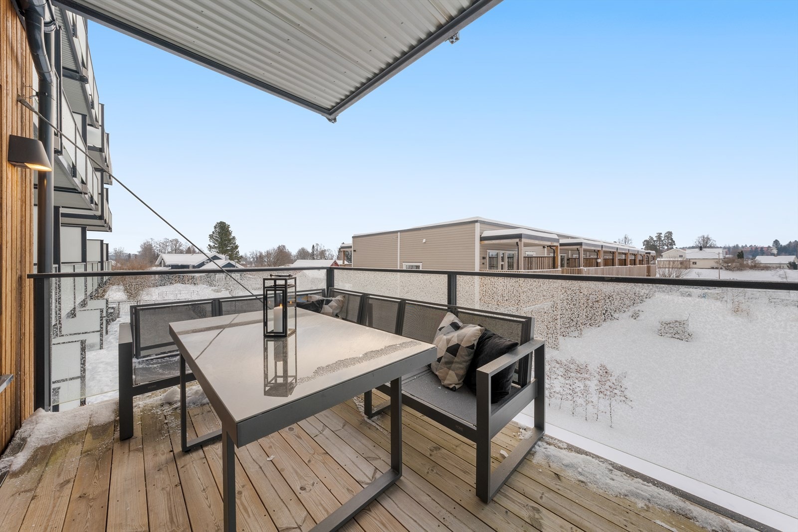 Fra stuen er det utgang til hyggelig balkong med utsyn over fellesområde Galleribilde