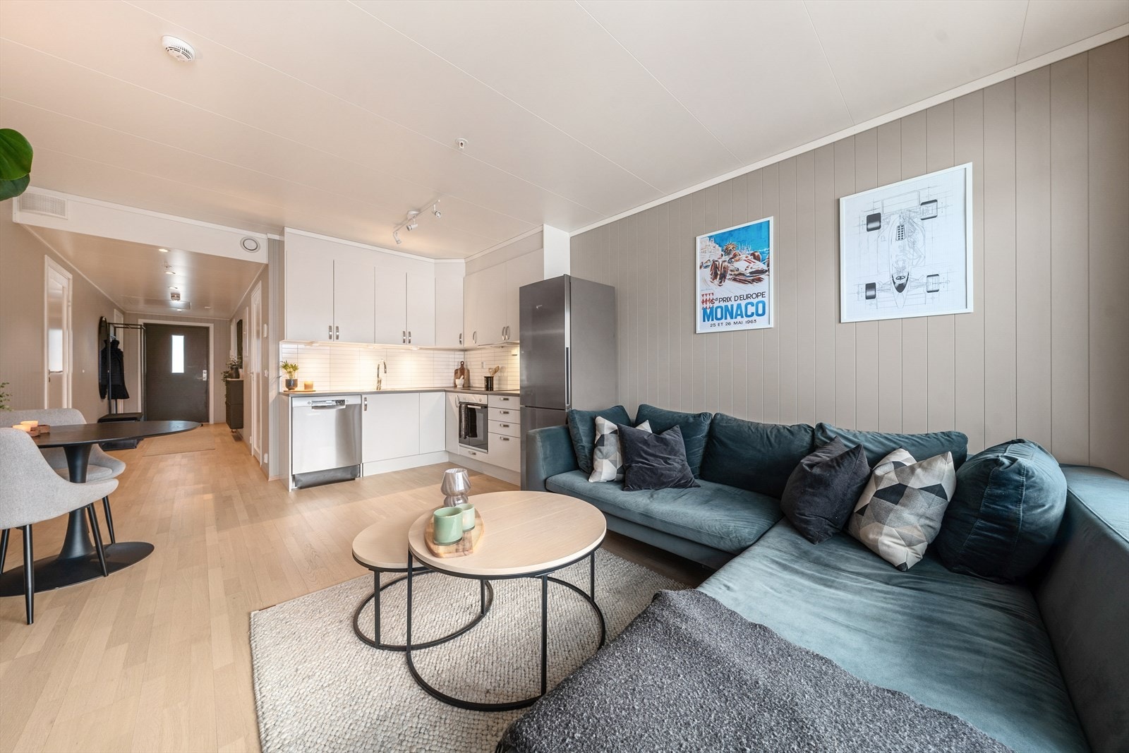 Fin og nyere 3-roms leilighet som er malt i moderne farger Galleribilde