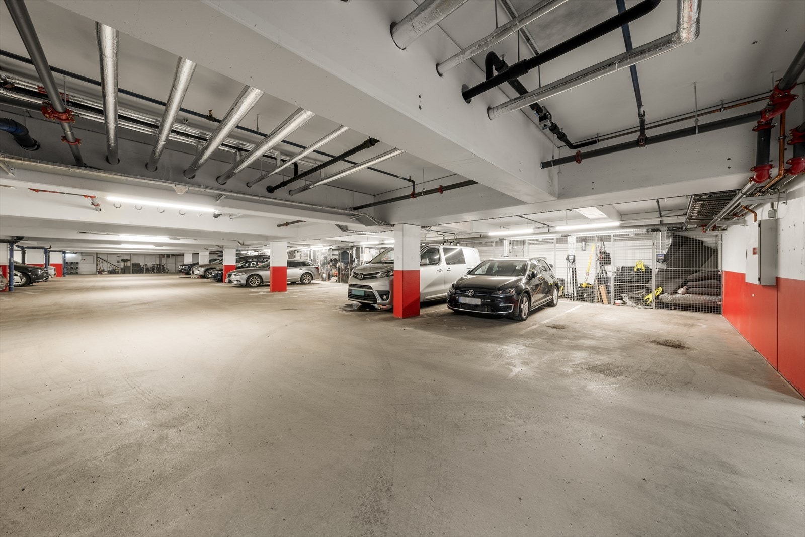 Det disponeres egen garasjeplass med heisadkomst Galleribilde