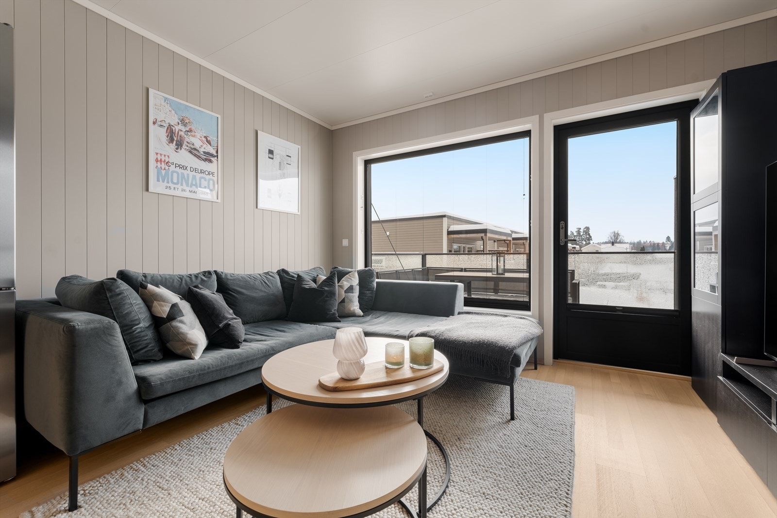 Stue. Det er montert solskjerming på vinduer i alle rom Galleribilde