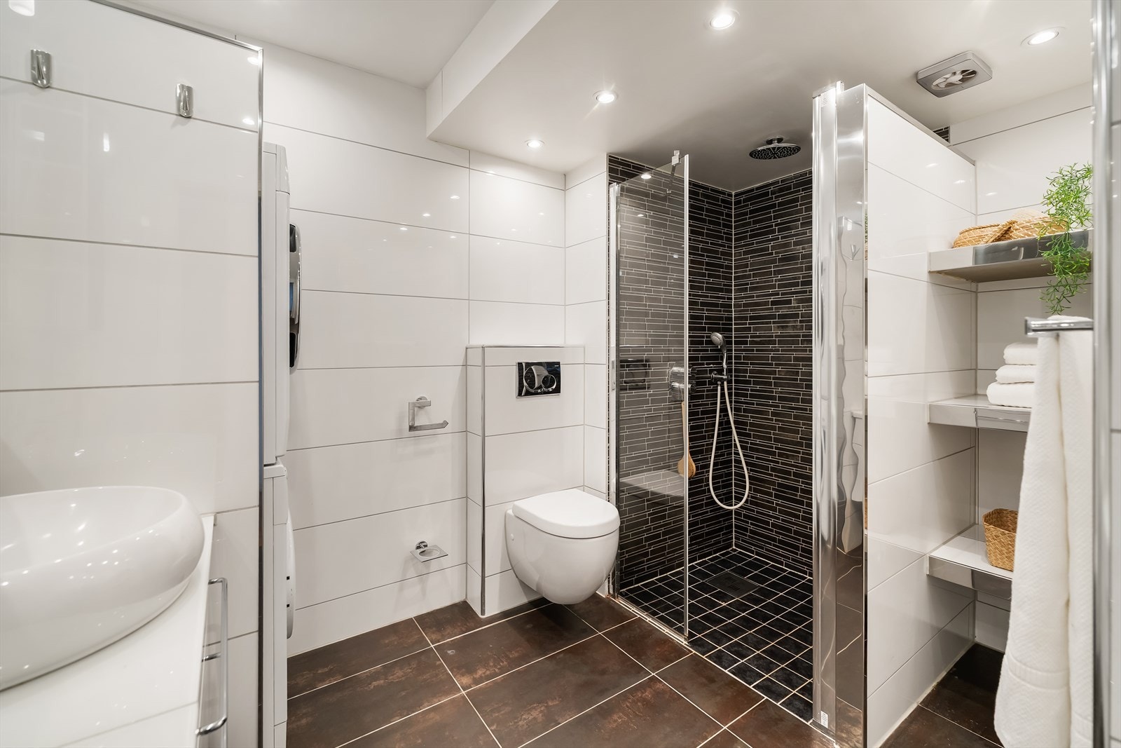 I forbindelse med oppussingen ble det blant annet lagt nye gulv- og veggfliser, ny innredning og senket himling med downlights. Galleribilde