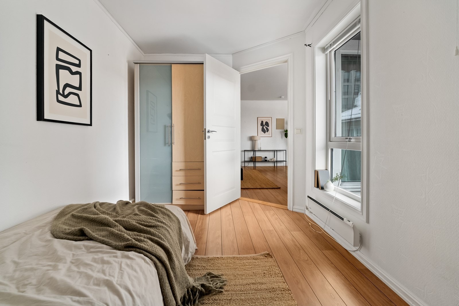 Her har du god plass til seng, nattbord og garderobeskap. Galleribilde