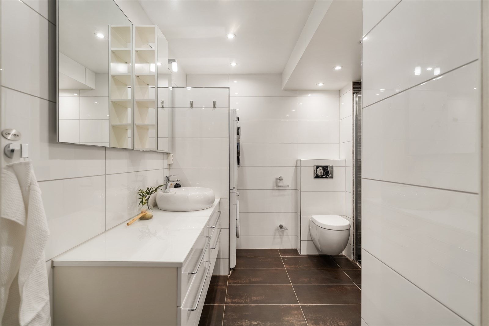 Badet ble overflateoppusset i 2010 og har fliser på både gulv og vegger, samt malt tak. Galleribilde