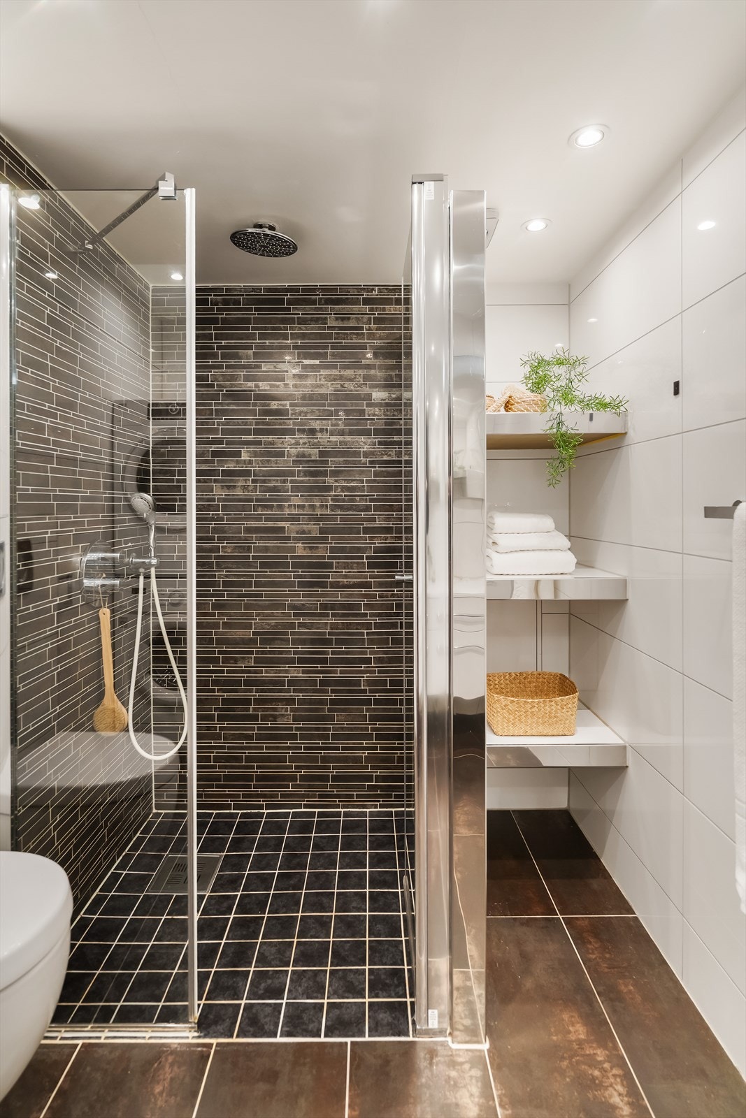 Badet er innredet med servantinnredning, veggmontert toalett, dusjhjørne... Galleribilde