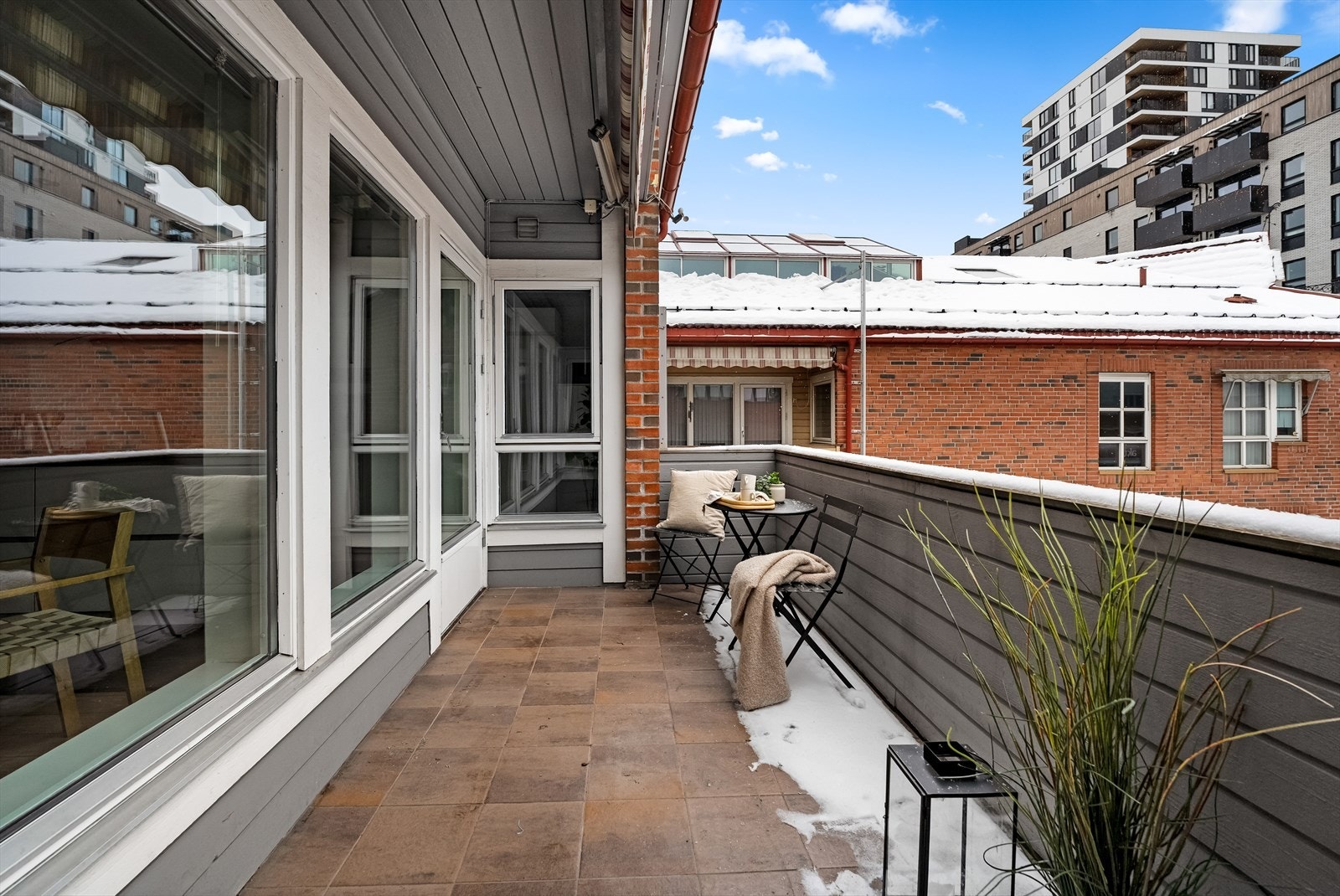 Balkongen er ca. 9 kvm. Et herlig uterom som kan møbleres med både sittegruppe, beplantning og det lille ekstra for å nyte varme sommerdager. Galleribilde