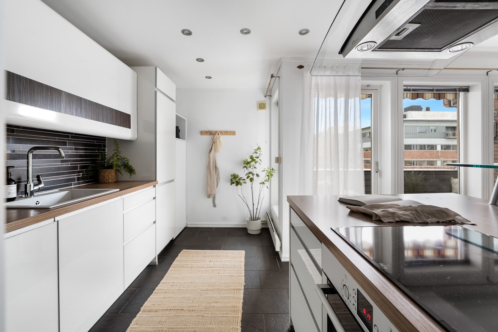 Her finner du en stor kjøkkenøy som gir ekstra arbeidsplass, gode oppbevaringsmuligheter og en naturlig samlingsplass når du har besøk. Galleribilde