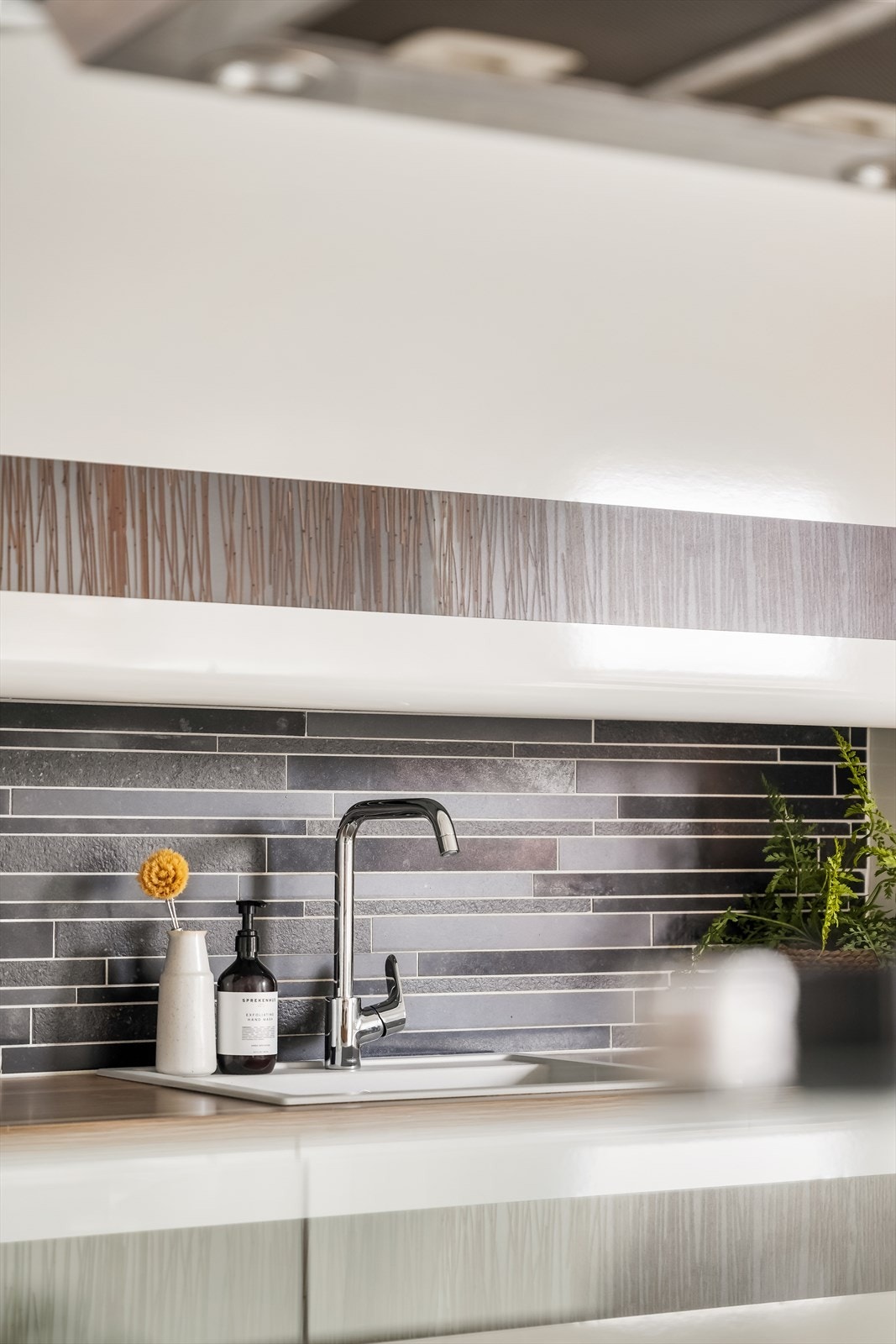 Et funksjonelt og sosialt kjøkken som fungerer som boligens naturlige midtpunkt. Galleribilde