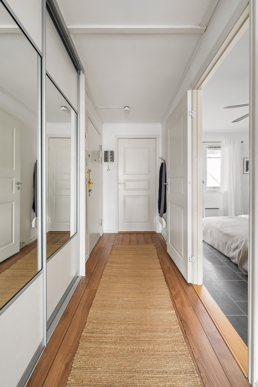 Romslig og innbydende entré med innebygd garderobeskap som gir praktisk oppbevaring og en ryddig velkomstsone. Galleribilde