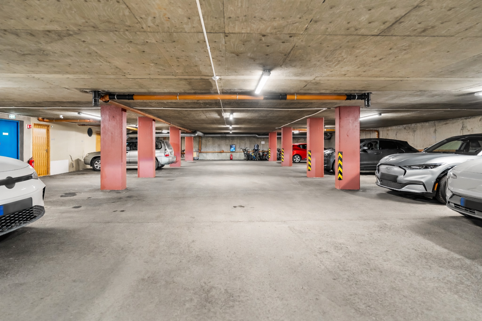 Leiligheten disponerer én fast parkeringsplass i felles garasjekjeller. Plass nummer 305. Kjøper har med styrets samtykke rett til å sette opp ladepunkt for elbil og ladbar hybridbil i tilknytning til parkeringsplassen. Galleribilde