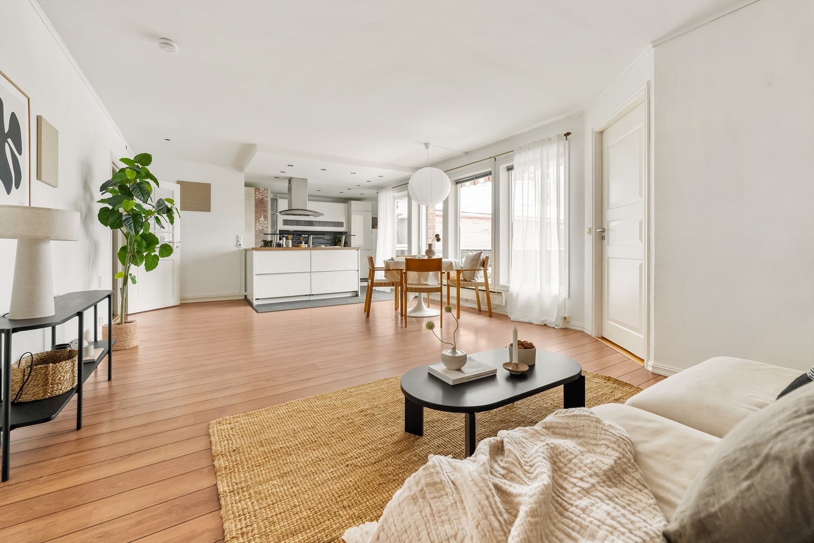 Store vindusflater gir rikelig med naturlig lys gjennom dagen. Galleribilde