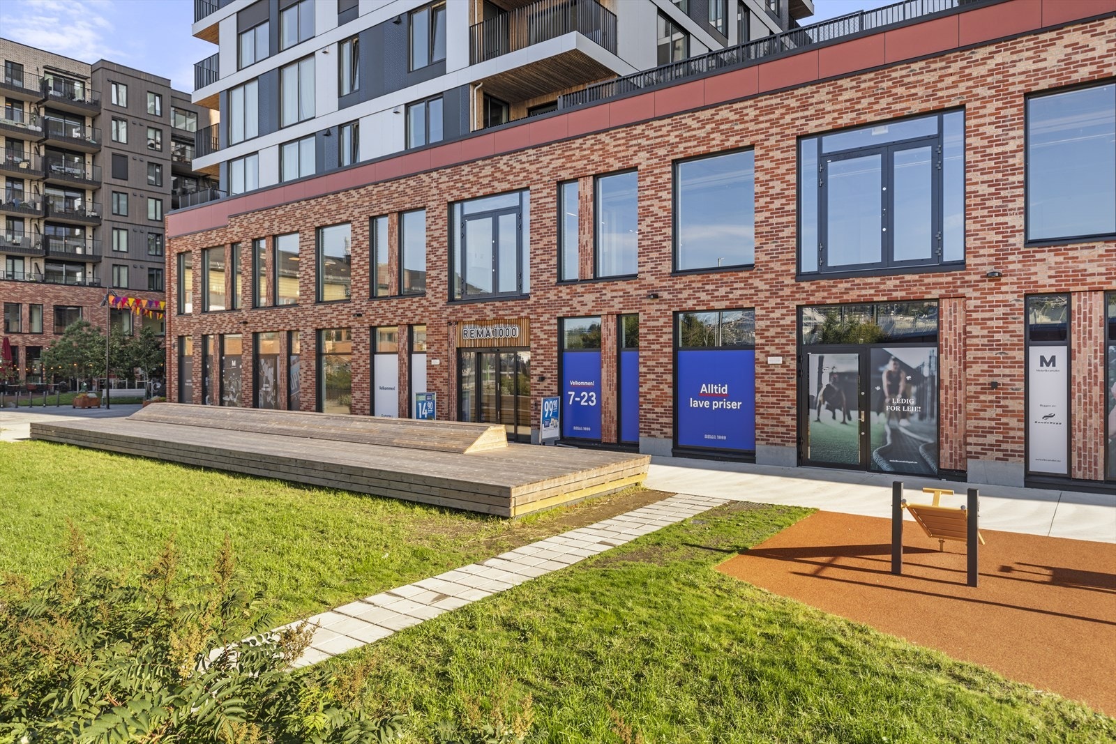 Dagligvarehandelen kan blant annet gjøres på Rema 1000, Coop Extra og Meny. Galleribilde