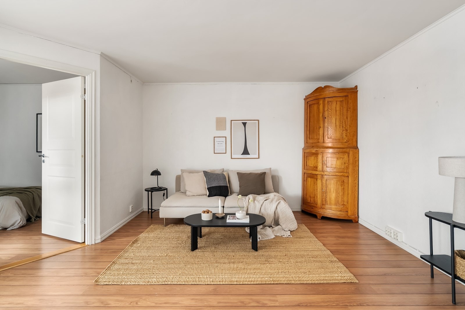 Velkommen til en lys og innbydende stue. Galleribilde