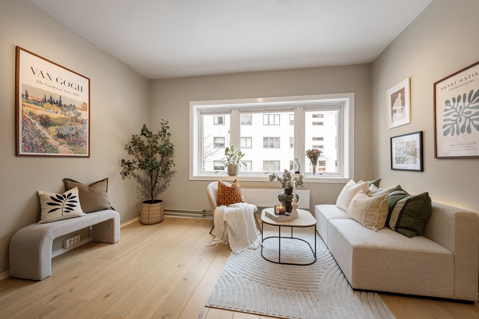 Den generøse takhøyden på ca. 2,63m, sammen med de store vindusflatene som fyller leiligheten med dagslys, sørger for en lys og luftig atmosfære Galleribilde