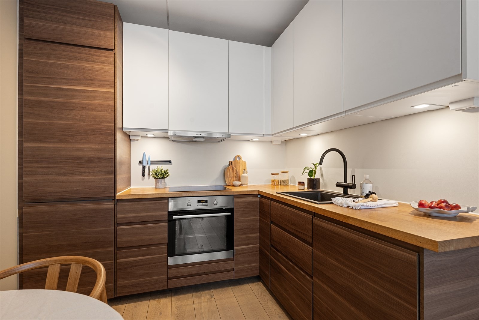 Den romslige kjøkkenbenken byr på rikelig med boltreplass for hobbykokken, samtidig som det er god lagringsplass i skuffer og skap Galleribilde