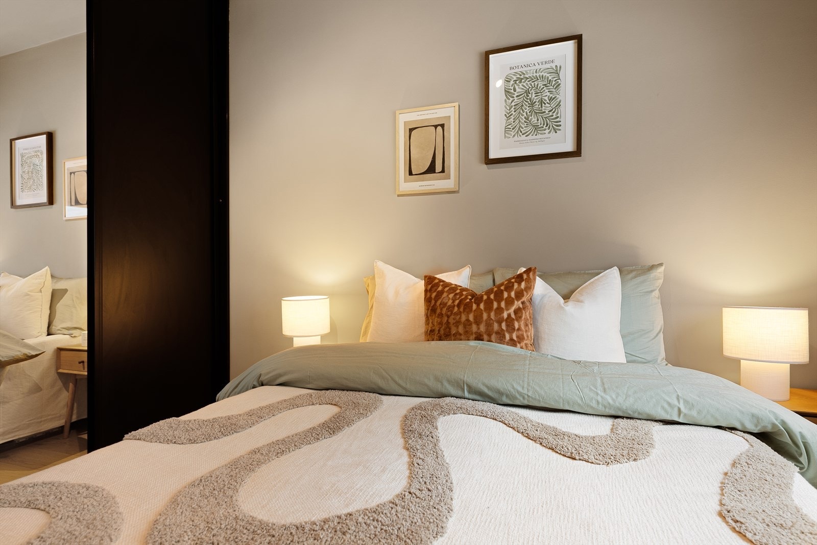 Veggflatene er malt opp i en behagelig sandtone, som skaper en avslappende atmosfære på kveldstid Galleribilde