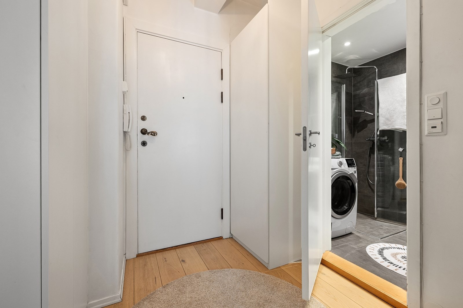 Innbydende entré hvor man har god lagringsplass i to garderobeskap - også rikelig med lagringsplass i både kjeller- og loftsbod Galleribilde