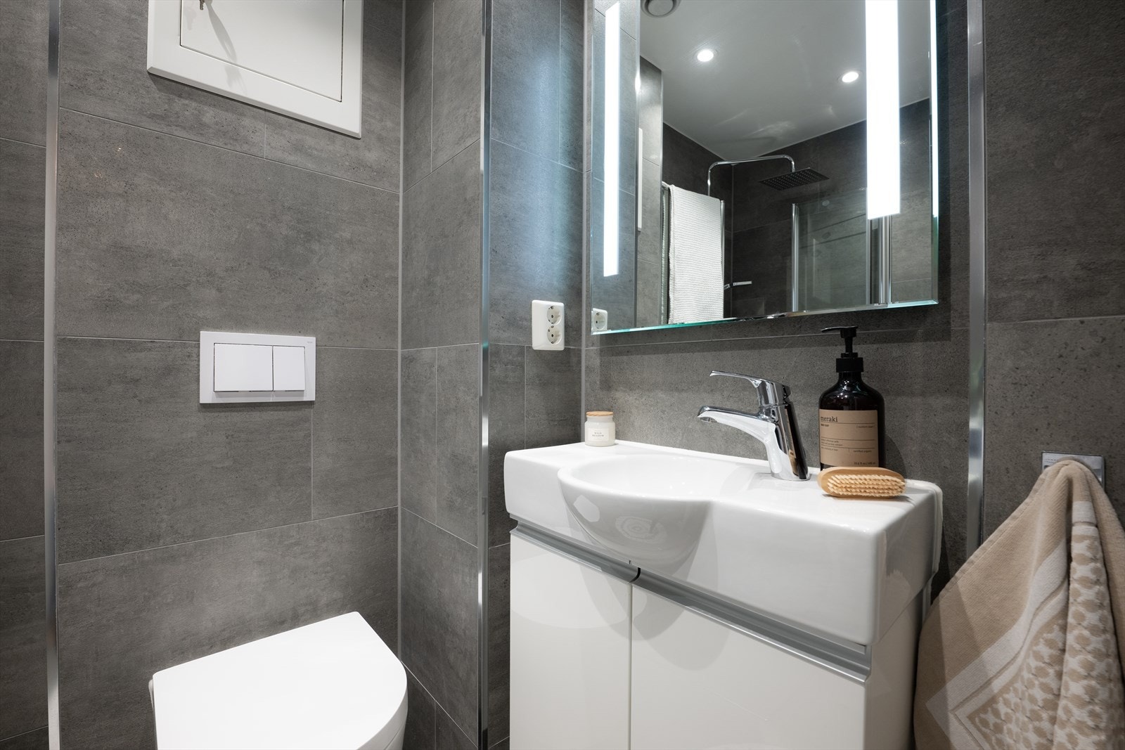 Det smakfulle badet ble rehabilitert i 2018 og er fullt av utsøkte detaljer med blant annet store skiferinnspirerte fliser, samt moderne innredning Galleribilde