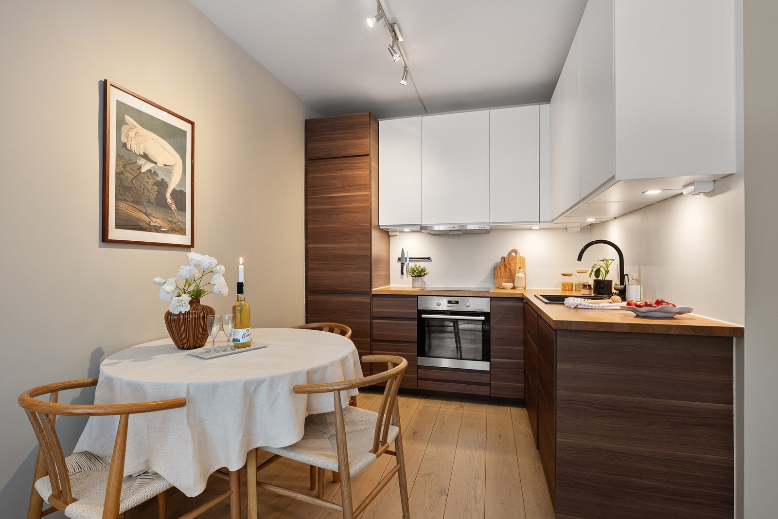 I åpen løsning mot den romslige og sosiale stuen, ligger et smakfullt og velutstyrt kvalitetskjøkken, som ble skreddersydd for leiligheten i 2018 Galleribilde