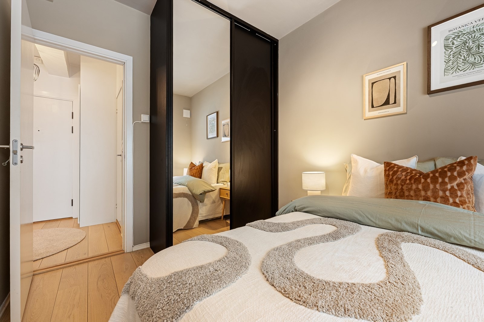 Her har man god lagringsplass i en flott skyvedørsgarderobe Galleribilde