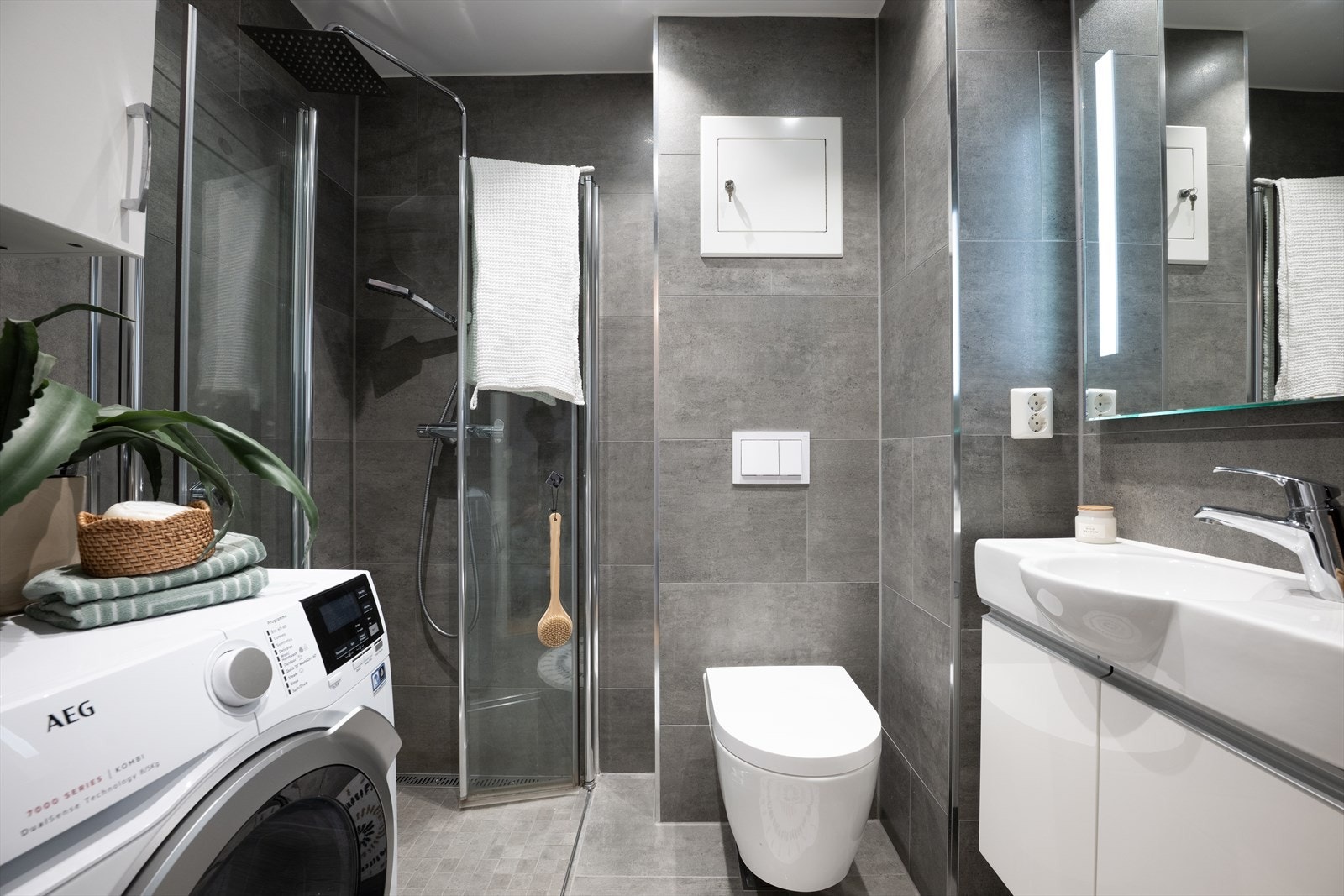 Særdeles delikat baderom som bærer preg av luksus med high-end materialvalg og moderne innredning - nyt den gode spafølelsen i ditt eget hjem! Galleribilde