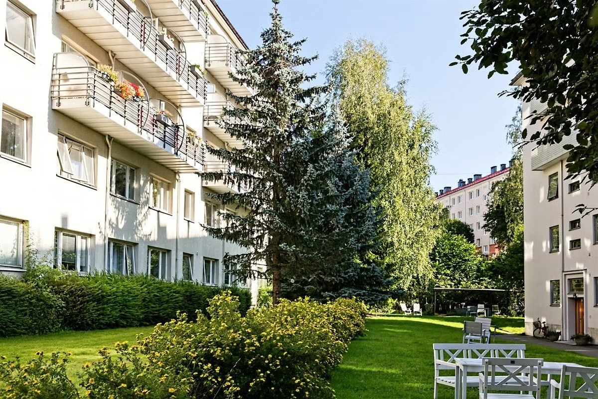 På sommertid nyter beboerne godt av frodige og skjermede fellesarealer Galleribilde