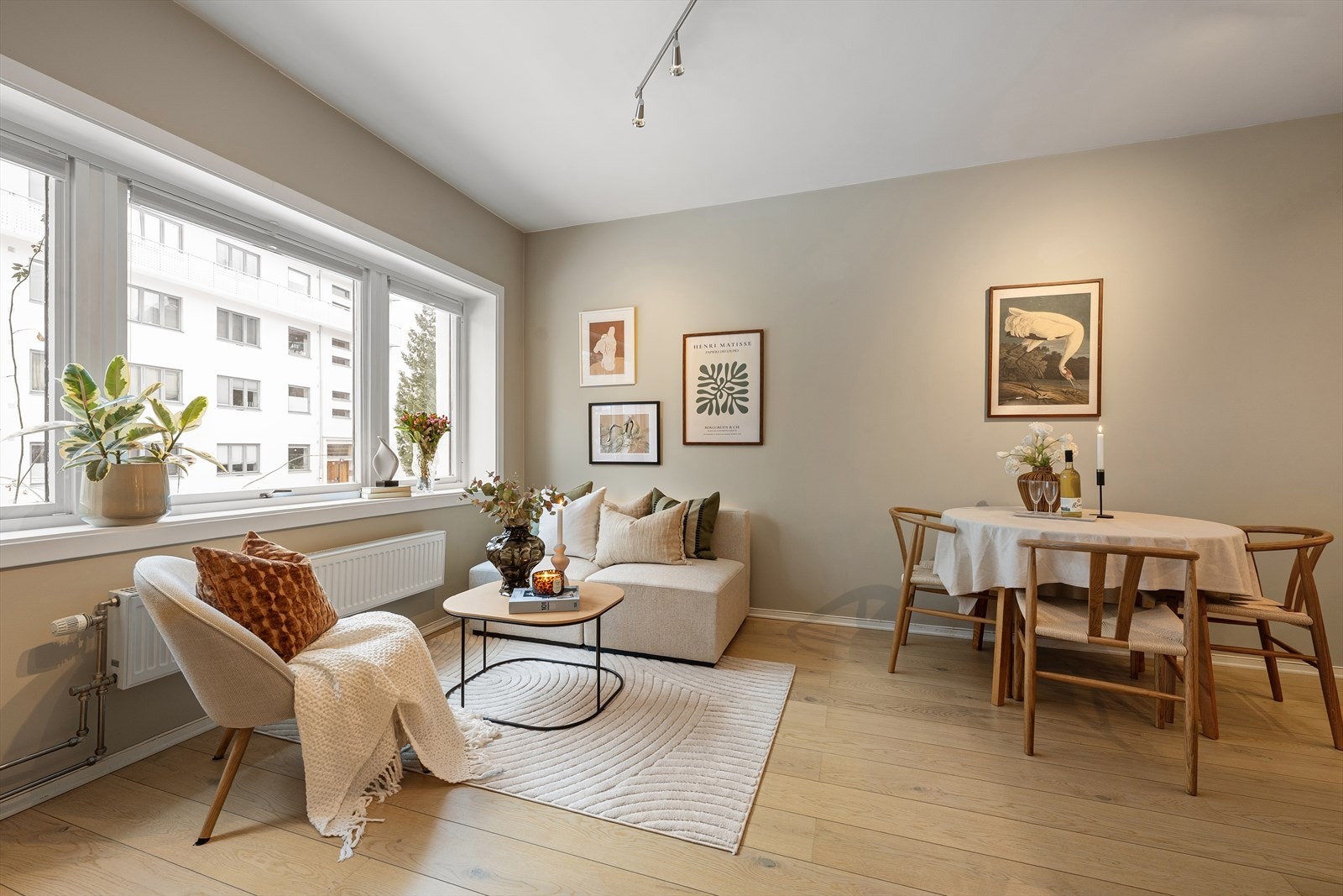 Leiligheten er vesentlig påkostet og ble møysommelig 'totaloppusset' i 2018 - her har man et sømløst og moderne hjem som skiller seg ut fra mengden Galleribilde