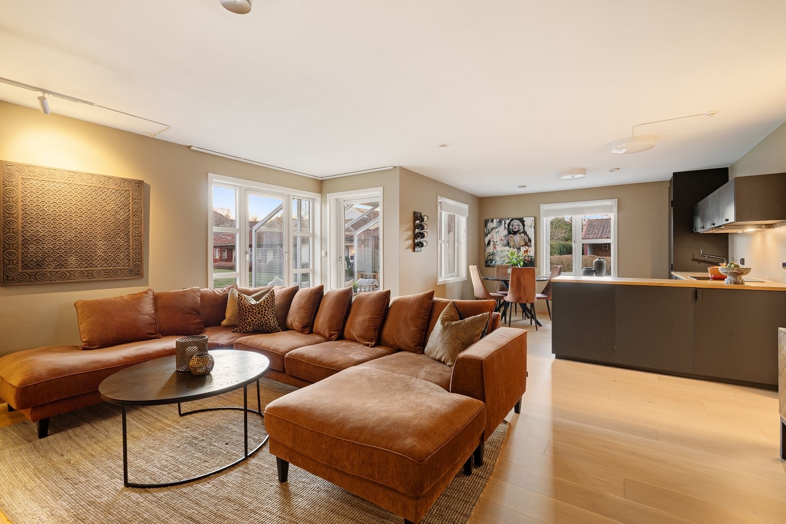 Stuen oppleves som svært romslig og meget trivelig. Flere vindusflater gir en fin opplevelse. Galleribilde