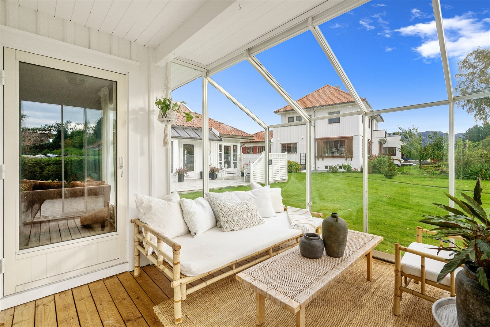 Særdeles trivelig vinterhage som gir god kontakt med idylliske omgivelser Galleribilde