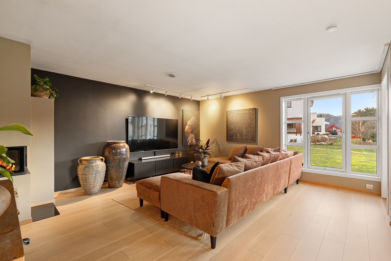 Flott vedovn fra Jøtul med glass på to sider. Fra stuen er det utgang til en hyggelig innglasset terrasse/vinterhage. Galleribilde