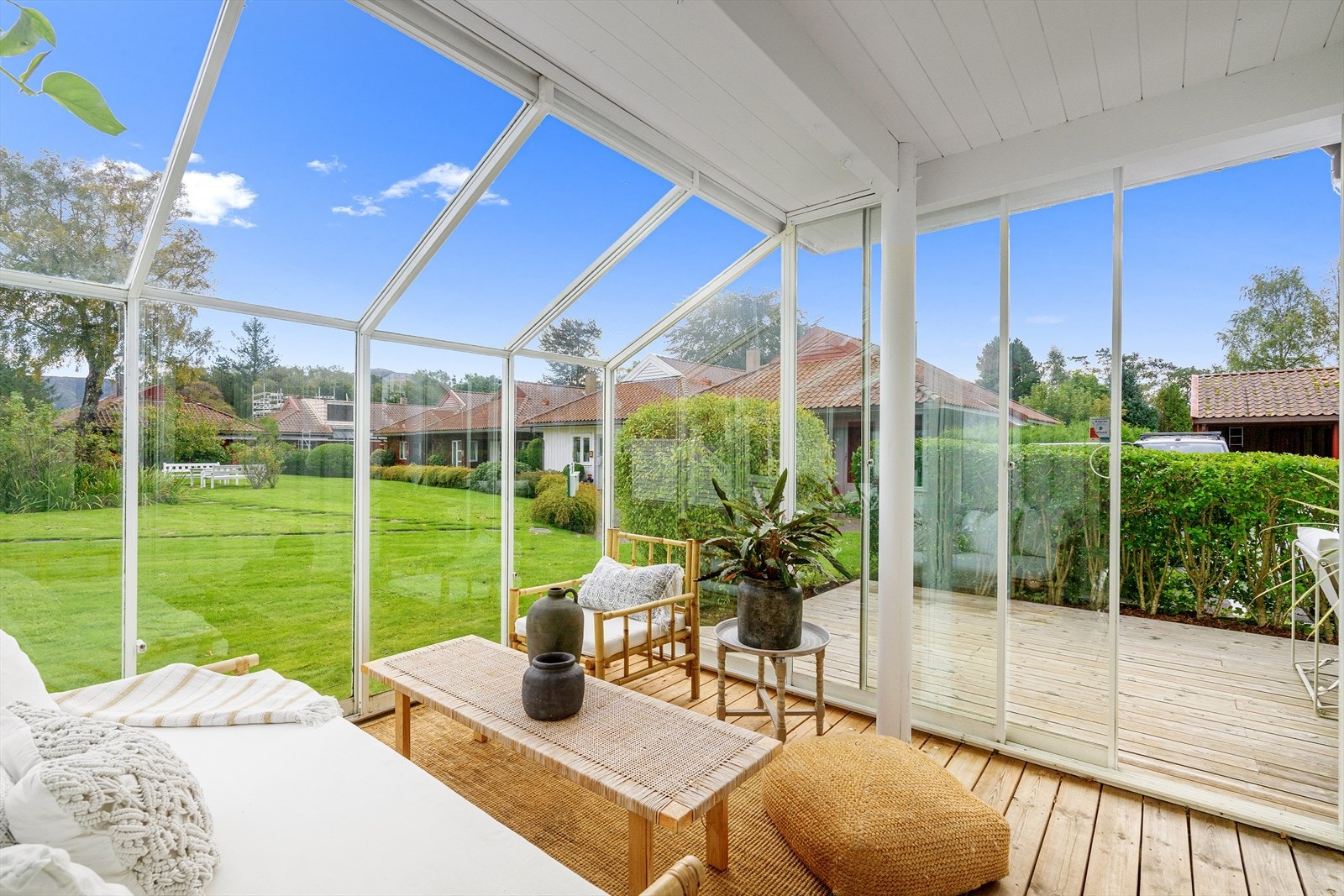 Særdeles trivelig vinterhage som gir god kontakt med idylliske omgivelser Galleribilde