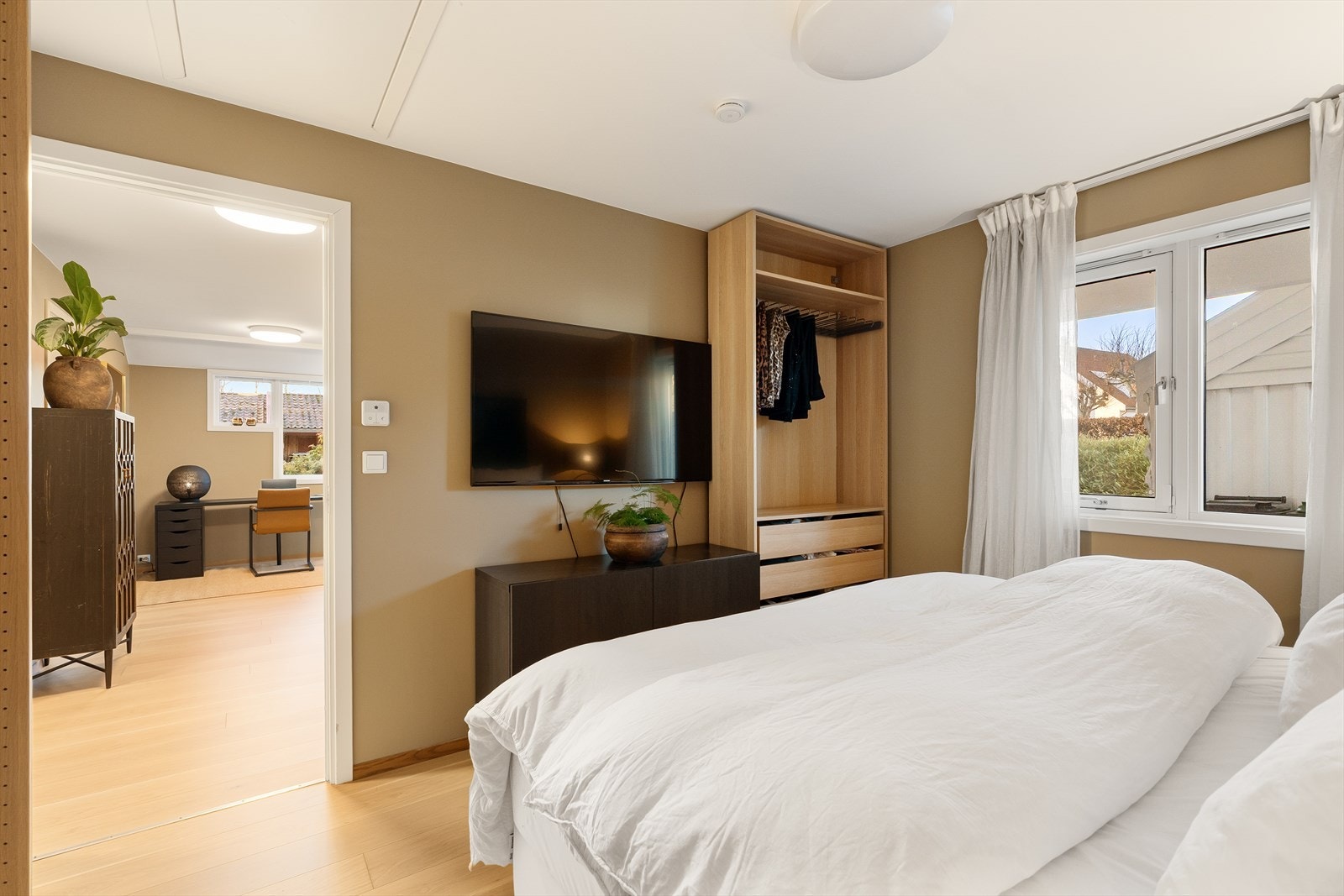 Hovedsoverom med garderobeskap samt tilgang til loft for lagring. Galleribilde