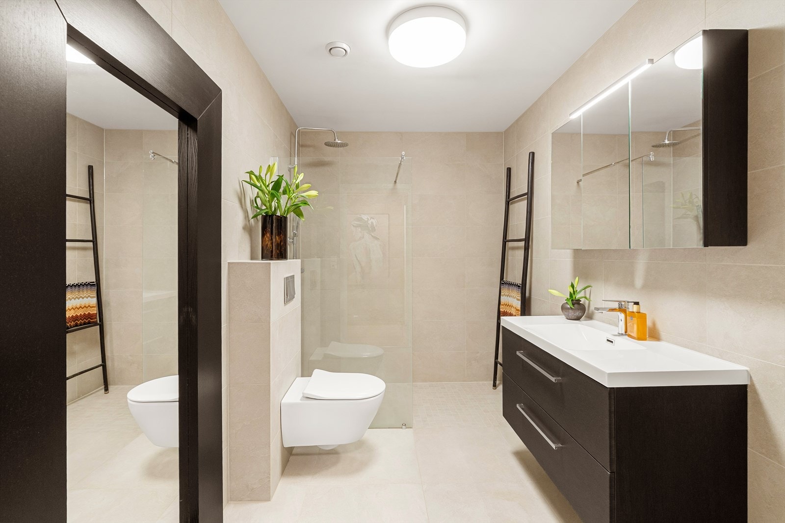 Badet er lekkert med grå fliser, vegghengt toaltt, regndusj og dusjvegg i klart glass. Pen innredning med speilskap.
Oppgradert i 2019. Galleribilde