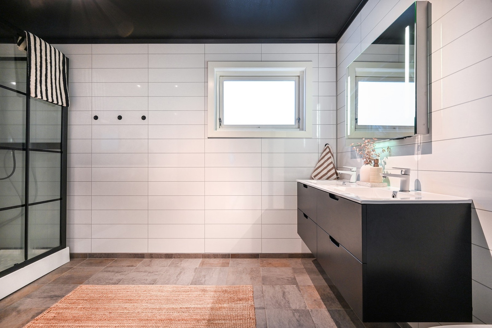 Funksjonelt bad med ryddig og praktisk løsning Galleribilde