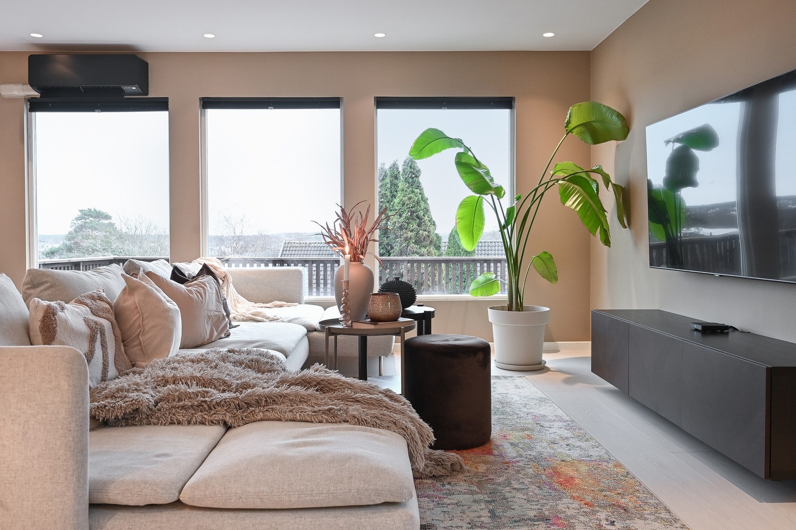 Store vindusflater gir stuen godt med naturlig lys og en luftig romfølelse Galleribilde