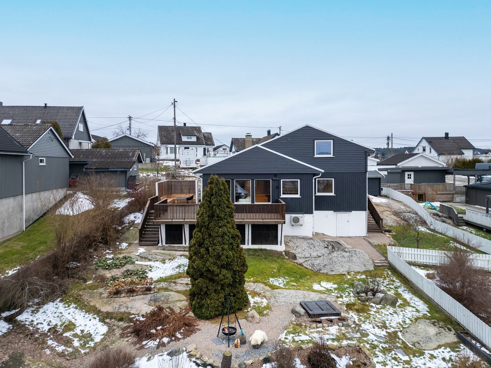 Romslig uteområde med plass til både lek og avslapning Galleribilde