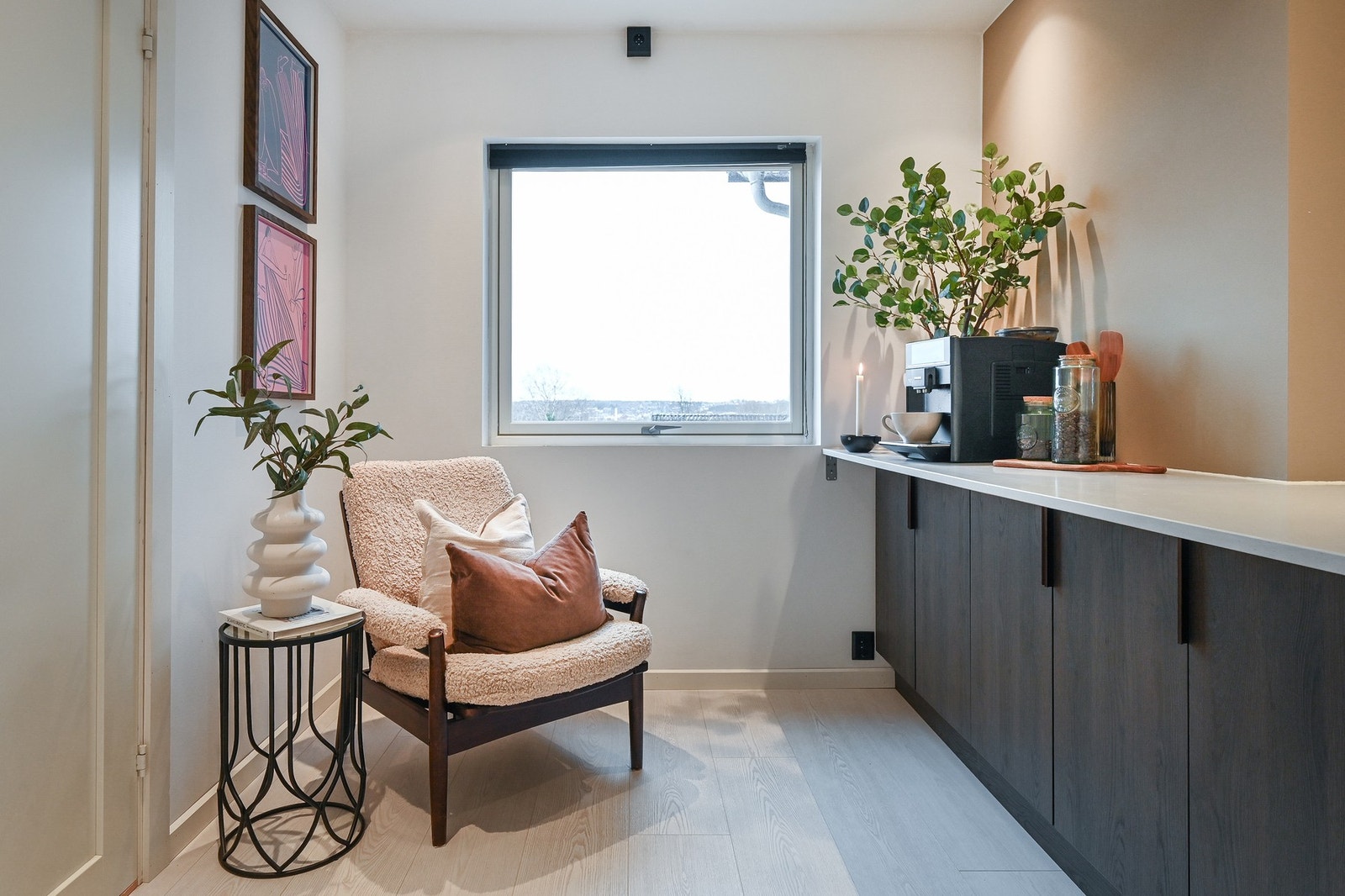 Kjøkkenet har egen kaffekrok og tilhørende grovkjøkken Galleribilde