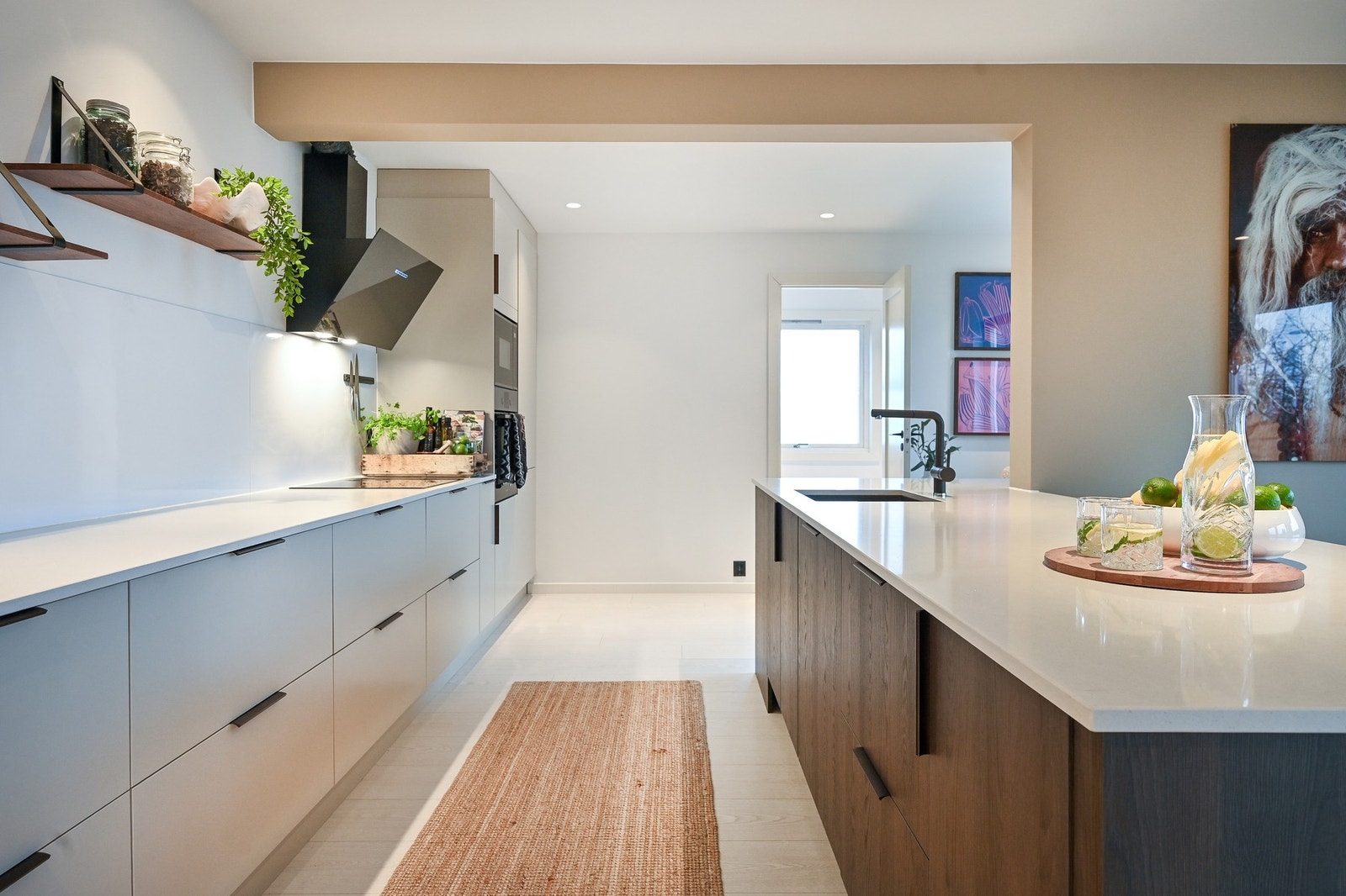 Norema-kjøkken fra 2024 - benkeplate i sten og integrerte hvitevarer Galleribilde