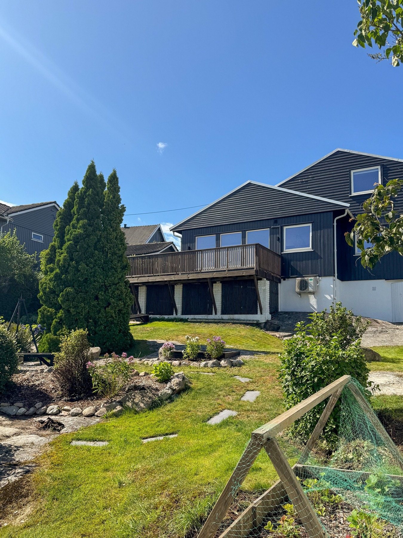 Skjermet hage med gode solforhold og flere hyggelige uteplasser / Selgers private bilde Galleribilde