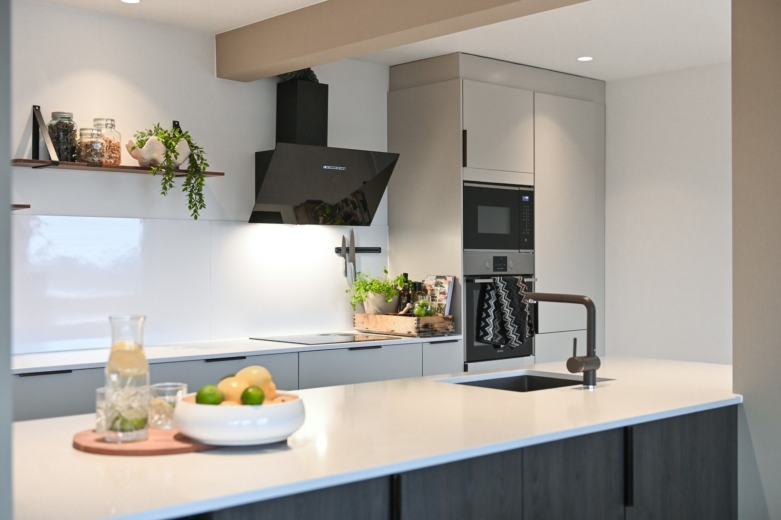 Stilrent kjøkken med kjøkkenøy som naturlig samlingspunkt mot spisestue Galleribilde