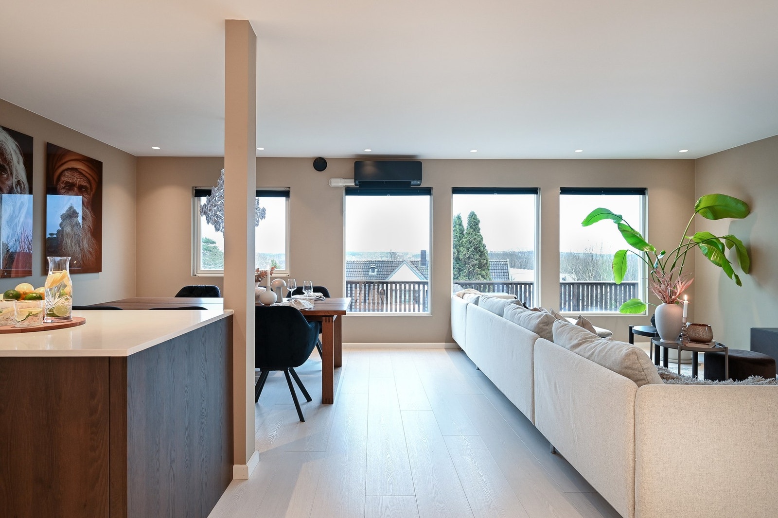 Lys og romslig stue med gode møbleringsmuligheter Galleribilde