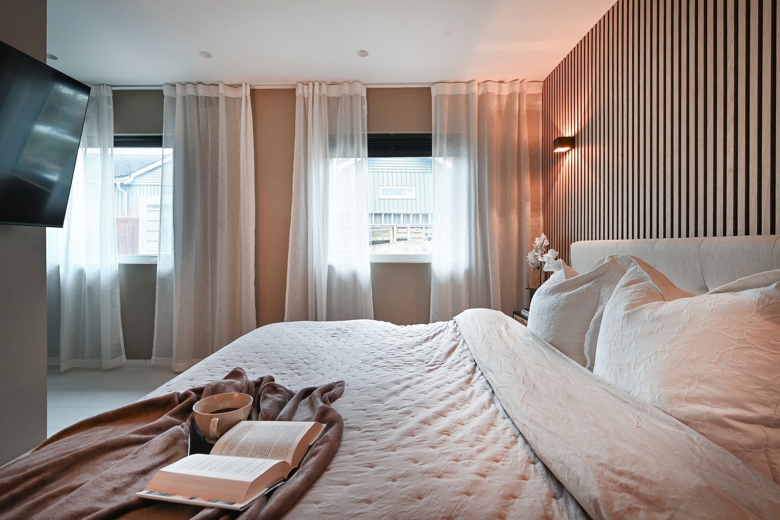 Hovedsoverommet har egen walk-in-garderobe Galleribilde