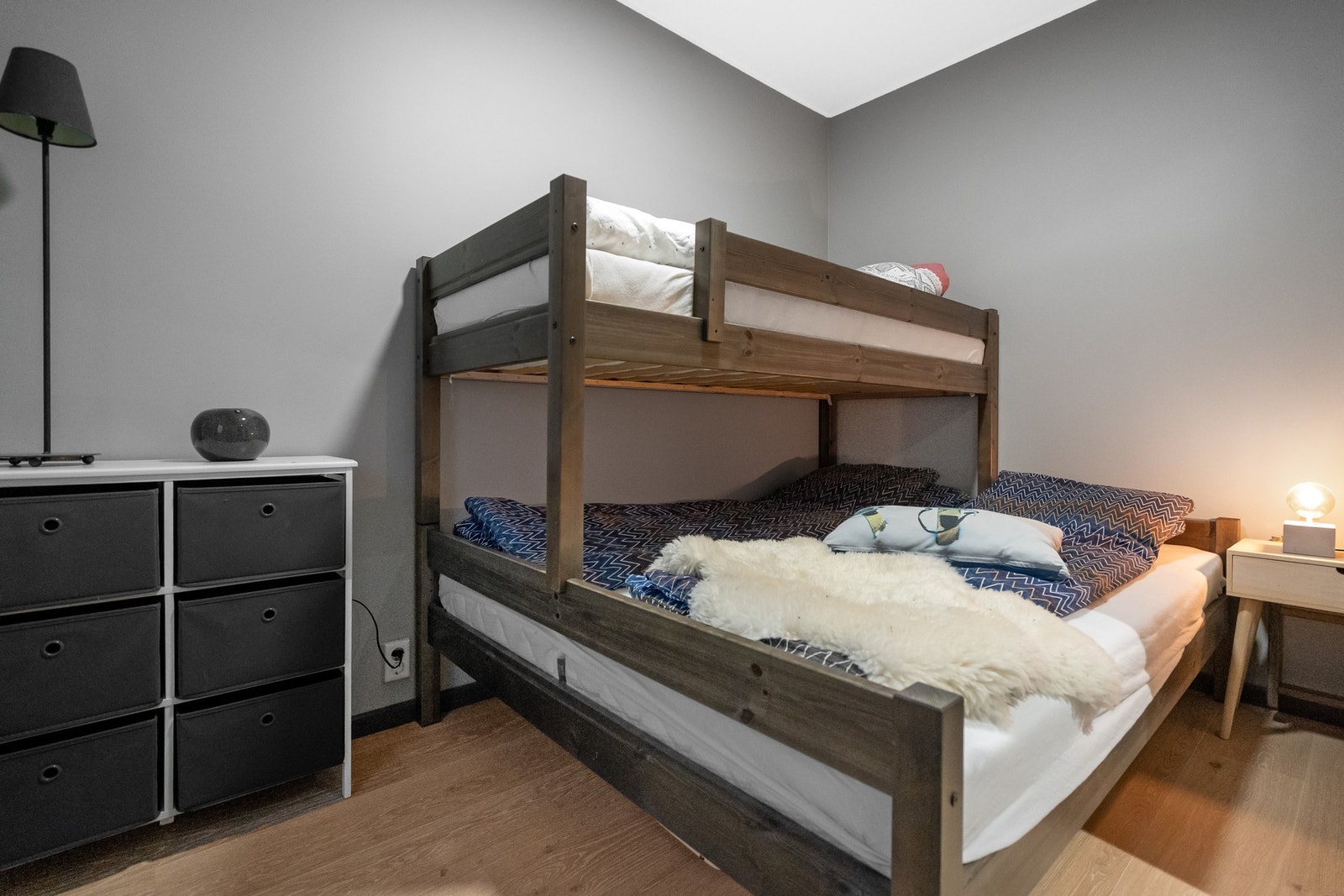 De øvrige to soverommene er innredet med køyesenger, noe som gir effektiv sengeplass og gjør rommene godt egnet for barnefamilier eller gjester. Galleribilde